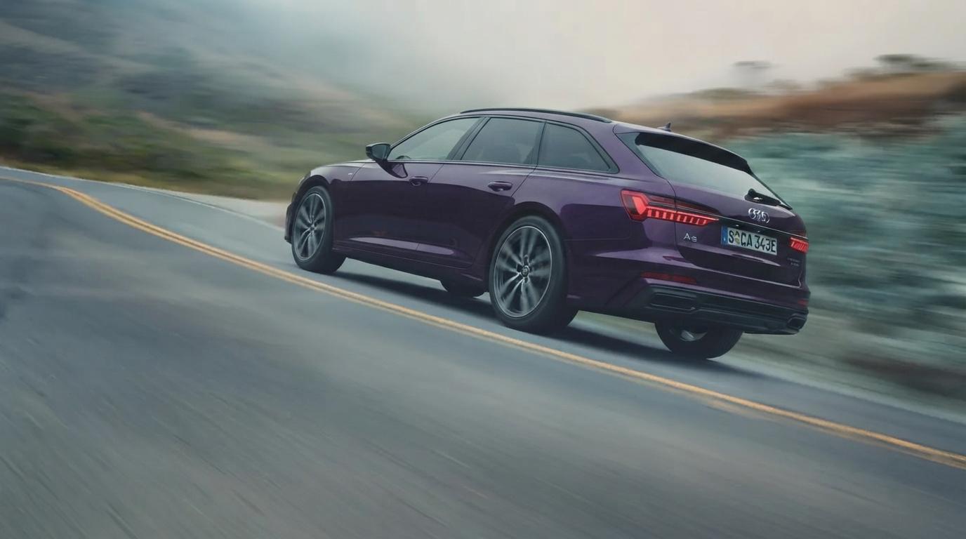 Audi A6 violette sur une route de montagne