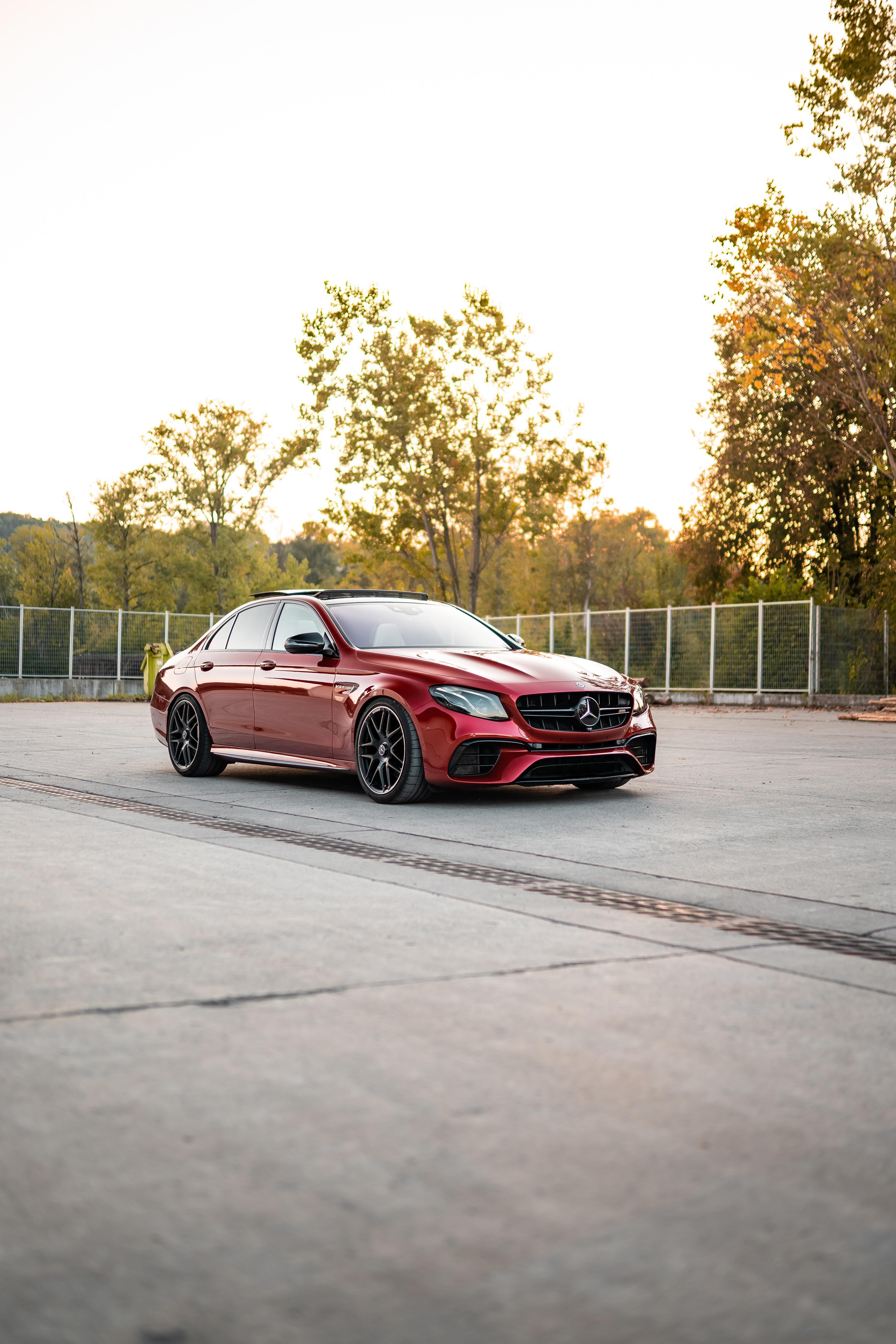 Mercedes-AMG Classe E rouge au coucher du soleil